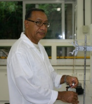 Charles Albert, em um dos laboratórios da Química.