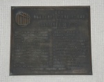 Placa na parede dos elevadores da Ala Kennedy com a lista dos benfeitores da PUC-Rio na campanha financeira em prol da Universidade Católica de 1963-1964. 
