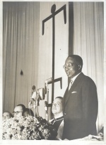 O Presidente do Senegal, Leopold Senghor, ao lado do Reitor pe. Laércio S.J.